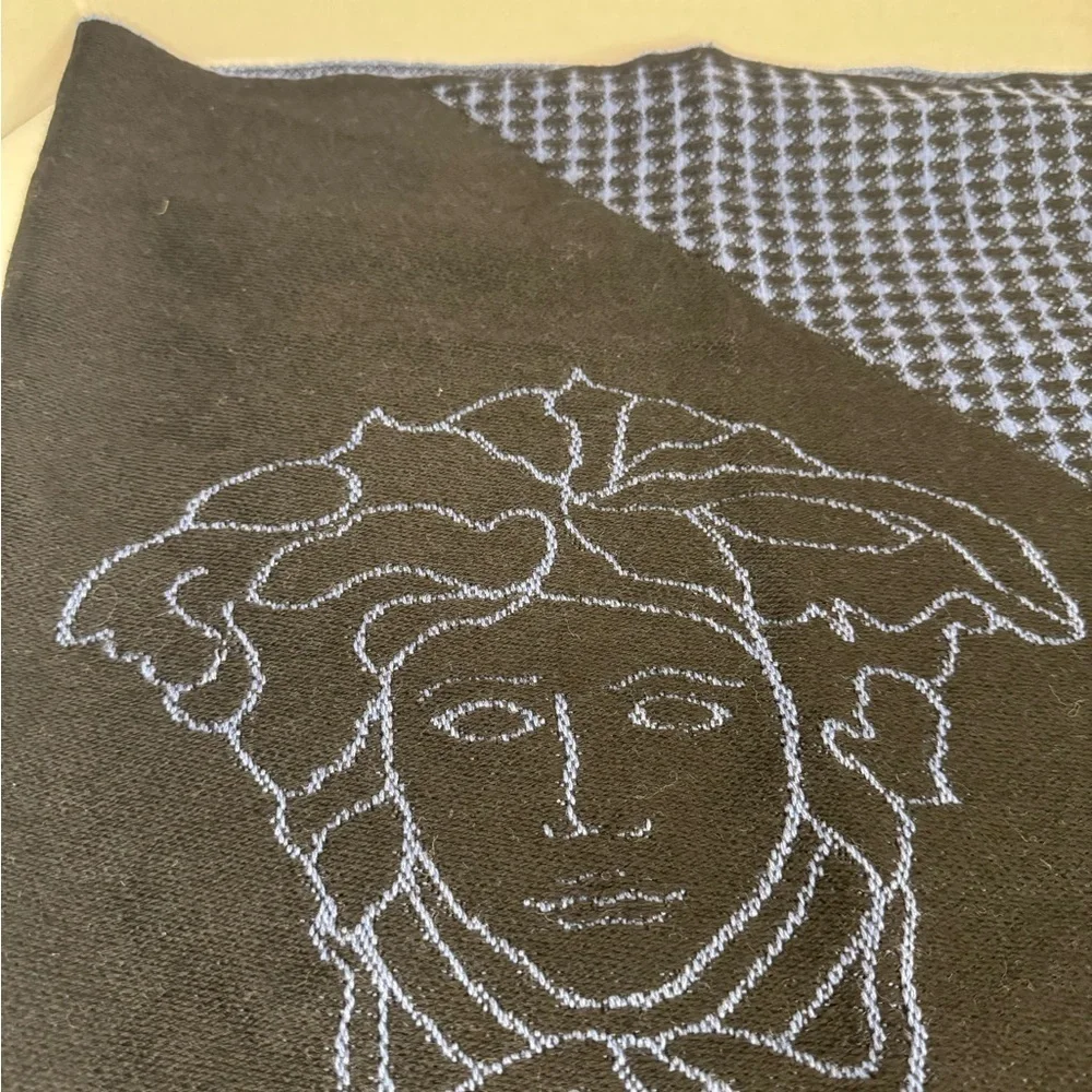 100% WOOL VERSACE  30X78 MEDUSA Black/Grey SCARF/SHAWL ITALY.